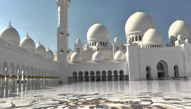 beautiful religious places,religious places in the world ,थाईलैंड, वाट रोंग खुन, इटली, सेंट पीटर्स बेसिलिका चर्च, चीन, द टेंपल ऑफ हेवन, इंडोनेशिया, प्रम्बनन मंदिर, अबू धाबी, शेख जायद ग्रैंड मस्जिद, मास्को, सेंट बेसिल्स कैथेड्रल