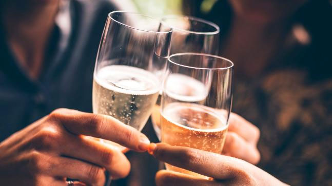 food making bones weak,Health tips,Chocolate,Alcohol,tea,coffee,smoking ,ब्रेड और अन्य बेकरी फूड्स, ज्यादा नमक खाना, चीनी भी है नुकसानदायक, धूम्रपान, चाय, कॉफी और कैफीन वाले आहार, चॉकलेट, सॉफ्ट ड्रिंक्स, अल्कोहल, हेल्थ टिप्स, हड्डियों की कमजोरी 