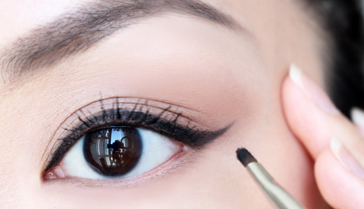 applying eyeliner,beauty tips,make up tips ,ब्यूटी टिप्स, ब्यूटी टिप्स हिंदी में, आई लाइनर टिप्स, आँखों की सुंदरता, आँखों की खूबसूरती, आँखों का मेकअप 