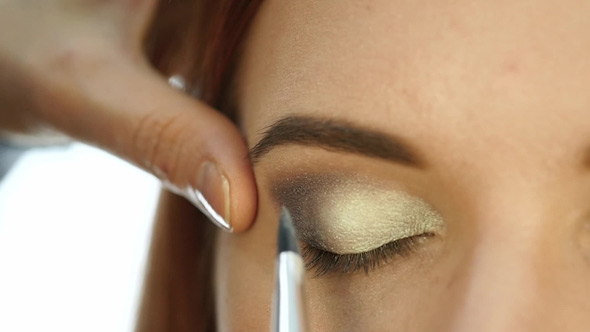 applying eyeshadow,skin tone,beauty tips,eyeshadow,beauty,simple beauty tips