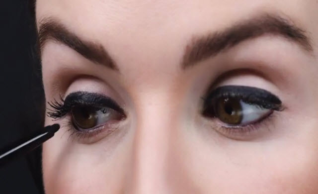 eyeliner according to eyeshape,tips to apply eyeline,beauty tips,makeup tips ,ब्यूटी टिप्स, ब्यूटी टिप्स हिंदी में, मेकअप टिप्स, खूबसूरत आँखें, आँखों के अनुसार आईलाइनर, आईलाइनर टिप्स