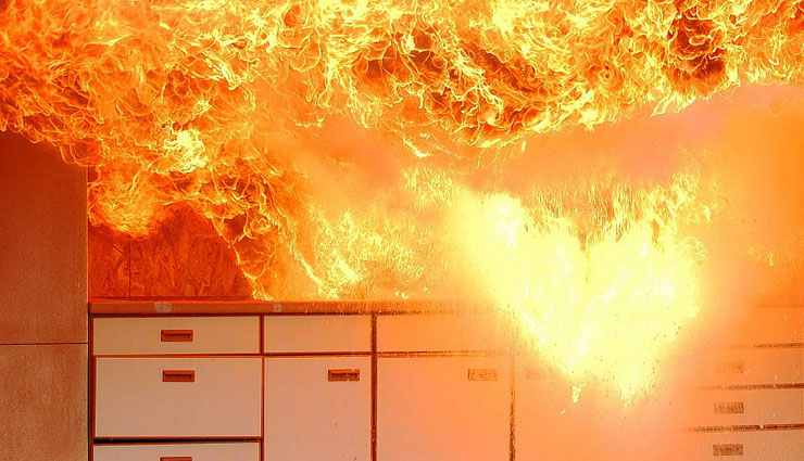 household tips,6 types of kitchen fire and their safety measures,different kinds of kitchen fire,how to handle kitchen fire,what to do when cylinder in kitchen catches fire,tips for cylinder fire,tips to deal with pan fire,cooking fire,microwave fire,electrical fire