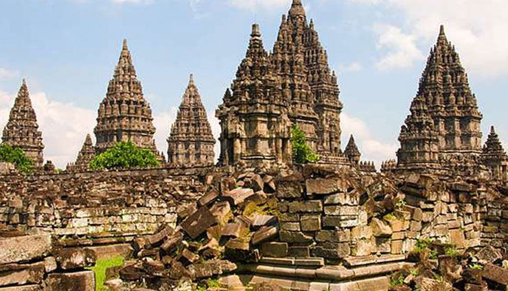 beautiful religious places,religious places in the world ,थाईलैंड, वाट रोंग खुन, इटली, सेंट पीटर्स बेसिलिका चर्च, चीन, द टेंपल ऑफ हेवन, इंडोनेशिया, प्रम्बनन मंदिर, अबू धाबी, शेख जायद ग्रैंड मस्जिद, मास्को, सेंट बेसिल्स कैथेड्रल