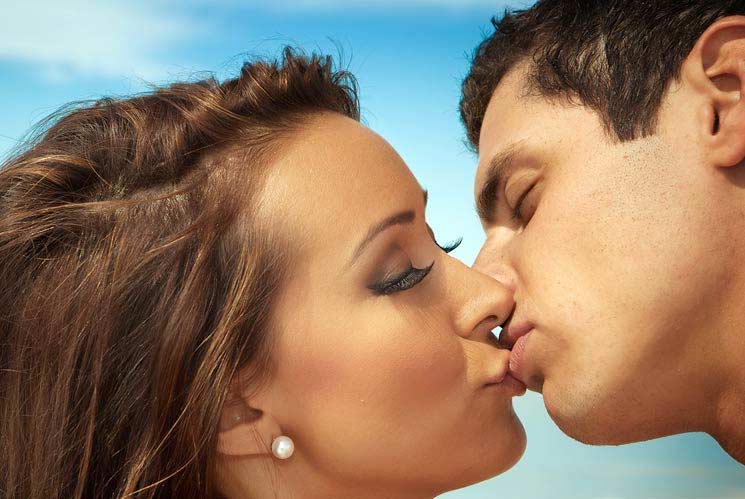 things to avoid while kissing,kissing tips,lip kiss tips,kiss