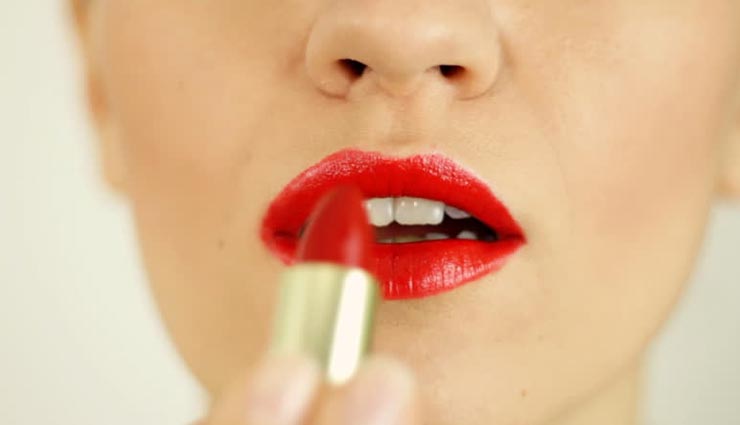 lipstick last long,beauty tips ,ब्यूटी टिप्स, ब्यूटी टिप्स हिंदी में, मेकअप टिप्स, होंठों की लिपिस्टिक, लिपिस्टिक टिप्स, होंठों की सुंदरता 