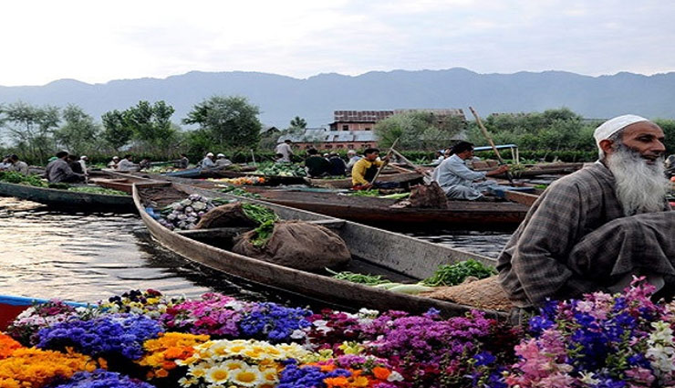 markets,memorable vacation,enjoyable places ,बाज़ार, मजेदार बाजार, यादगार बाजार, डैम्नोयेन साडाउक फ्लोटिंग मार्केट, बैनजारमैसिन फ्लोटिंग मार्केट, श्रीनगर फ्लोटिंग मार्केट, म्यांमार का इन्ले लेक