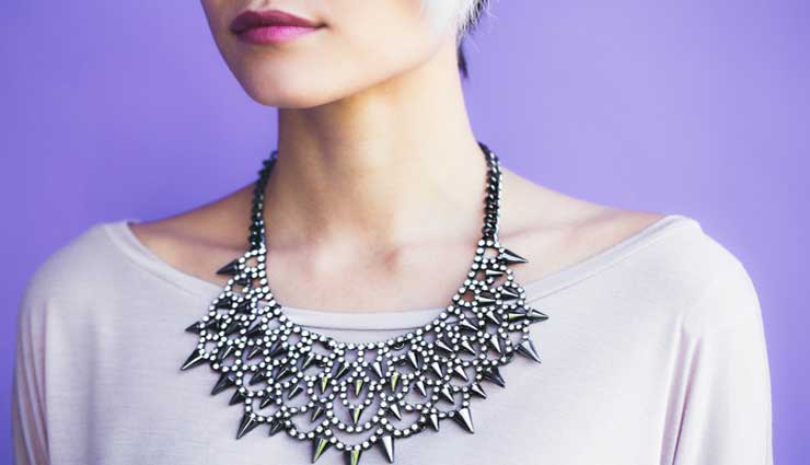 પરફેક્ટ માર્ગદર્શન વિવિધ ગરદન રેખાઓ માટે ગળાનો હાર પસંદ કરો જાણો અહીં