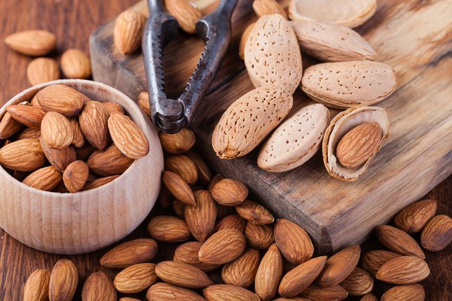 Almonds,people who must avoid almonds,Health tips ,बादाम,बादाम खाने के नुकसान,हेल्थ,हेल्थ टिप्स,हेल्थ ज्ञान