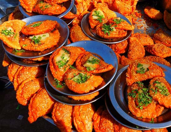 5 Most Famous Vegetarian Street Food in India - lifeberrys.com