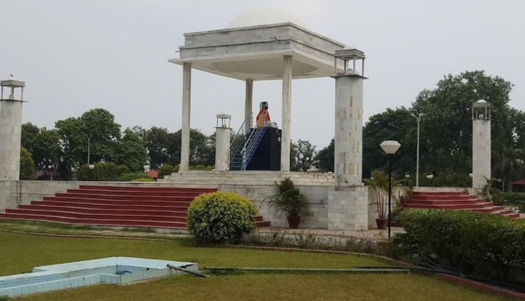 must-see sites on varanasi ghats,essential places to visit along varanasi ghats,varanasi iconic ghats: sites you can not miss,top attractions while strolling varanasi ghats,exploring varanasi notable ghats and sites,varanasi riverfront: must-visit landmarks,discovering varanasi ghats: must-see destinations,unmissable sites during a varanasi ghats stroll,varanasi scenic ghats and must-visit sites,varanasi riverbanks: key sites for exploration