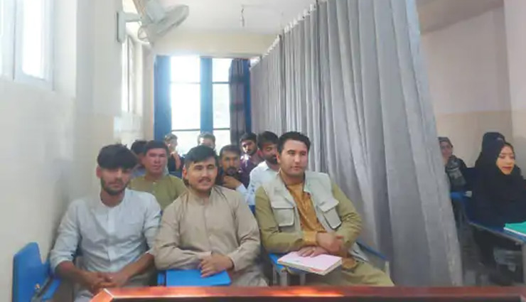 अफगानिस्तान में शुरू हुई पढ़ाई! लड़कियां बुर्का पहनकर स्कूल जाएंगी, लड़के-लड़कियां एक-दूसरे को ना देखें इसलिए क्लास में भी लगेगा पर्दा 