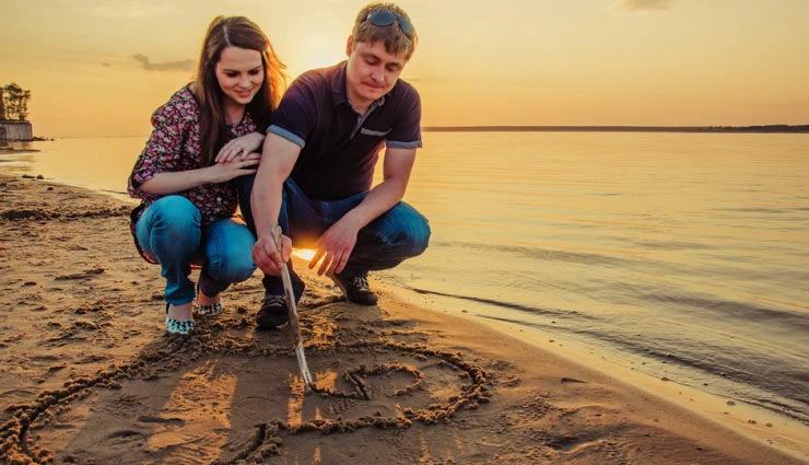 बोरिंग लाइफ में फिर लगाना है रोमांस का तड़का! पार्टनर के लिए खुद में लाएं ये बदलाव romance,love life,life partner,boring life,husband,wife,lovers,trip,conversation,memories,fight,relationship article in hindi