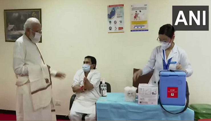टीकाकरण का 'शतक': PM मोदी के सामने बनारस के दिव्यांग अरुण रॉय को लगा 100 करोड़वां टीका 
