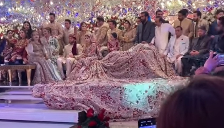 अपनी शादी में पाकिस्तानी लड़की ने पहना 100 किलो का लहंगा, सोशल मीडिया पर वायरल हुआ वीडियो