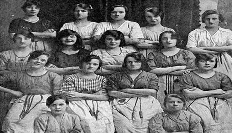 सोशल मीडिया पर वायरल हो रही 15 लड़कियों की 120 साल पुरानी यह तस्वीर, सच्चाई होश उड़ाने वाली