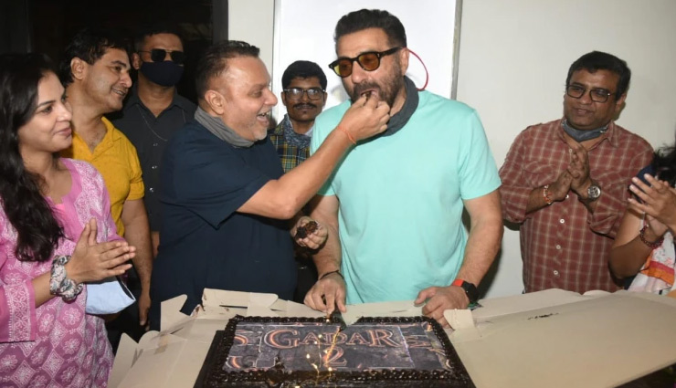 सनी देओल ने ‘गदर 2’ की टीम के साथ मनाया 65वां जन्मदिन, बॉबी ने ऐसे किया विश, जानें...
