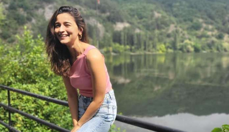आलिया भट्ट का निराला अंदाज! Photos शेयर कर लिखा-हम रास्तों से ही सीखते हैं इसलिए हमें...
