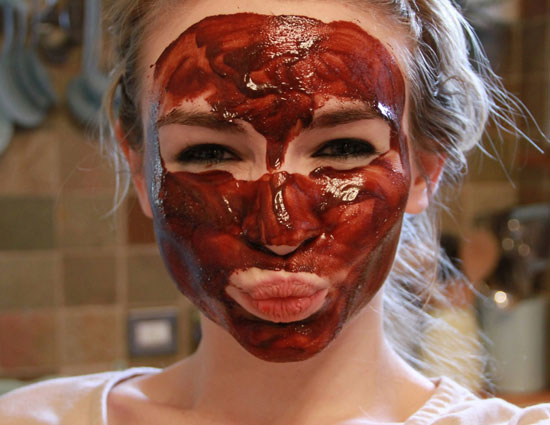 heart disease,Chocolate,melted chocolate,cocoa butter,dark chocolate,lower blood pressure,stretch marks,moisturizer,skin texture,antioxidants,improves blood flow