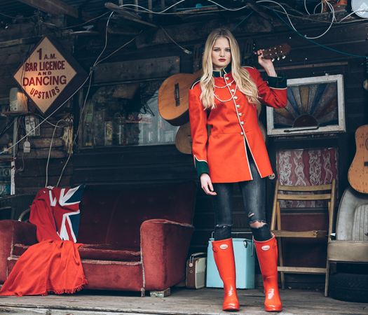 fashion,rain,difficulties in rain,Wear Gum Boots,Carry Umbrella,Newspapers in stock,Avoid White clothes