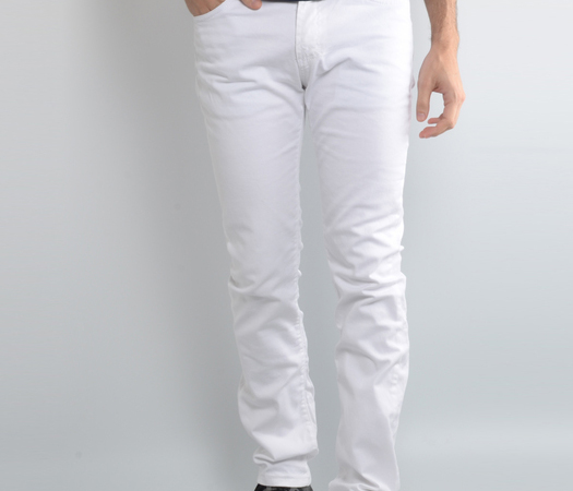fashion trends,fashion,white jeans,white jeans fashion,casual look white jeans,street style white jeans