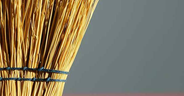 केवल तीन झाड़ू का दान आपको बना सकता है धनवान