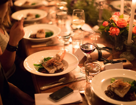 भूलकर भी ना करें इन 5 लोगों के घर भोजन 