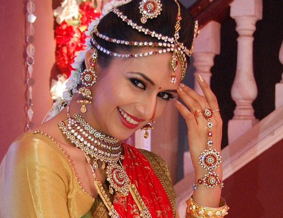 fashion,wedding jewelry,indian wedding jewelry,crown style maang tikka,chunky necklaces,asymmetric necklaces,necklece with rani haar,long earrings