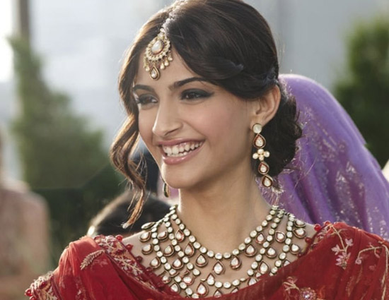 fashion,wedding jewelry,indian wedding jewelry,crown style maang tikka,chunky necklaces,asymmetric necklaces,necklece with rani haar,long earrings