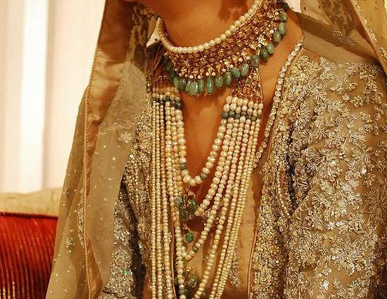 fashion,wedding jewelry,indian wedding jewelry,crown style maang tikka,chunky necklaces,asymmetric necklaces,necklece with rani haar,long earrings