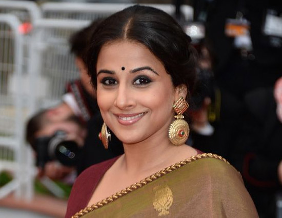 fashion,wedding jewelry,indian wedding jewelry,crown style maang tikka,chunky necklaces,asymmetric necklaces,necklece with rani haar,long earrings