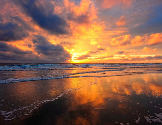 holidays,amazing sunrise spots,sunrise spots in india,radhanagar beach havelock island,kanyakumari,tiger hills,taj mahal