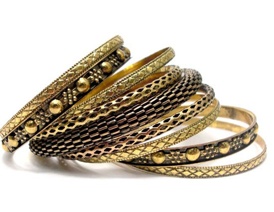 holidays,dresses to be avoided at an airport,maxi dresses,bobby pins,cargo pants,metal bracelets