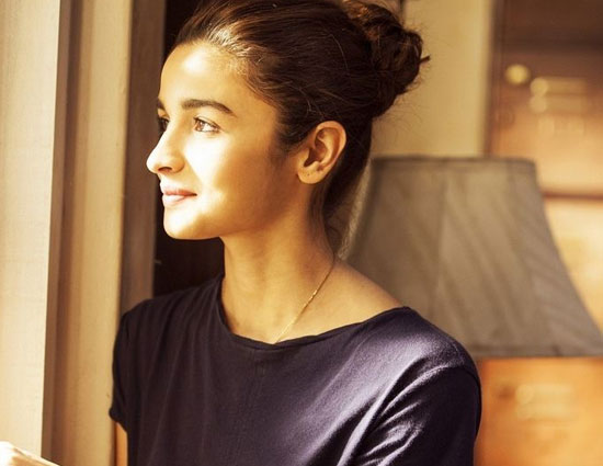 SRK Narrates a Beautiful Story to Alia, But Couldnt Make it To Be a Movie Scene