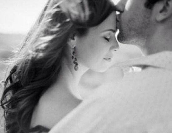 8 different types of kisses with amazing meanings,cheek kiss,forehead kiss,hand kiss,jaw kiss,lizard kiss,earlobe kiss,french kiss,vampire kiss