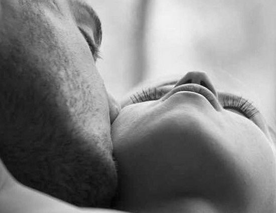 8 different types of kisses with amazing meanings,cheek kiss,forehead kiss,hand kiss,jaw kiss,lizard kiss,earlobe kiss,french kiss,vampire kiss