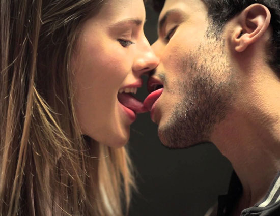 8 different types of kisses with amazing meanings,cheek kiss,forehead kiss,hand kiss,jaw kiss,lizard kiss,earlobe kiss,french kiss,vampire kiss