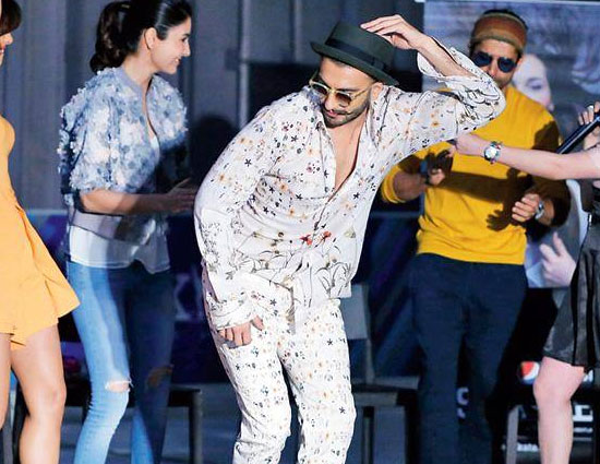 वो 5 मौके जब रणवीर सिंह ने अपने अंदाज़ से तहलका मचा दिया ranveer singh,5 daring dresses attempts by ranveer singh,ranveer singh fashion styles,mens fashion