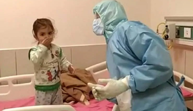 15 माह की कोरोना पॉजिटिव ने डॉक्टर को दिया फ्लाइंग किस, देखे होठों पर मुस्कान लाने वाला वीडियो