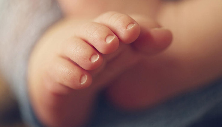 गुजरात में कोरोना संक्रमण से 14 माह के बच्चे की मौत, माता-पिता मजदूर, कोई ट्रेवल हिस्ट्री नहीं