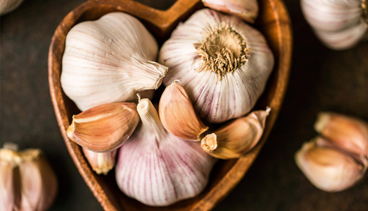 cough,cough problem,home tips,cough home tips,turmeric,ginger,garlic,salt water,gargles,honey,health article in hindi