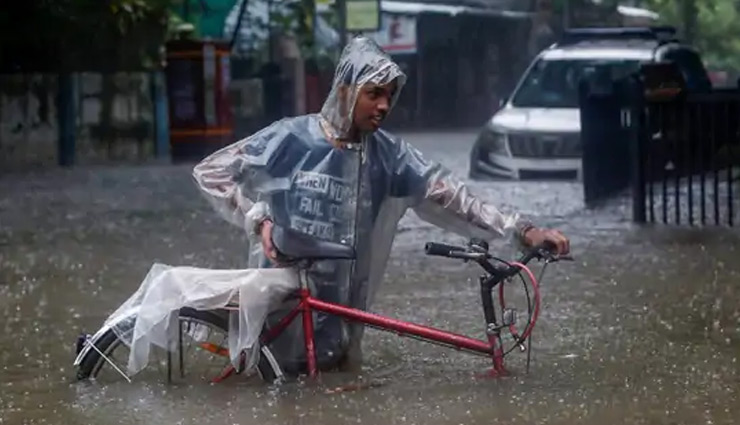 मुंबई में भारी बारिश, बसों-ट्रेनों की आवाजाही पर असर; मौसम विभाग ने जारी किया रेड अलर्ट