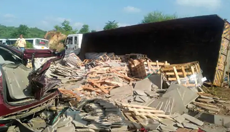 उदयपुर: हाइवे पर अनियंत्रित होकर पलटा टेंपो, चपेट में आए दो वाहन; एक की मौत, 3 घायल