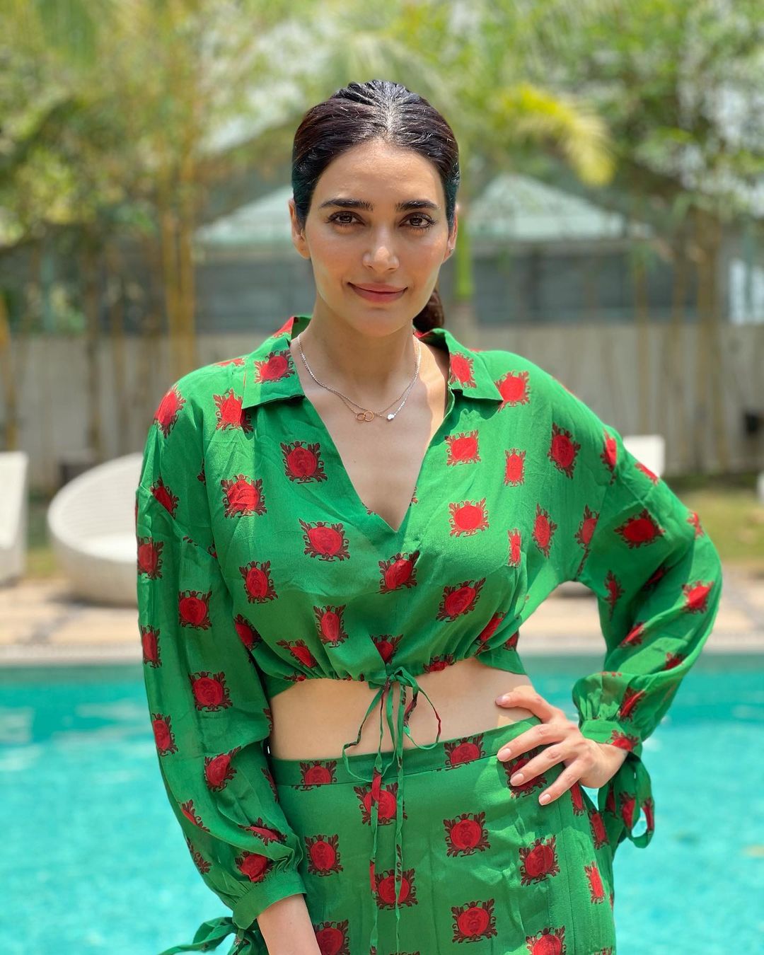 गर्मियों में करिश्मा तन्ना का यह ग्रीन आउटफिट ला रहा बहार, फैंस खूब कर रहे पसंद fashion tips,celebrity fashion,karishma tanna,karishma tanna summer look
