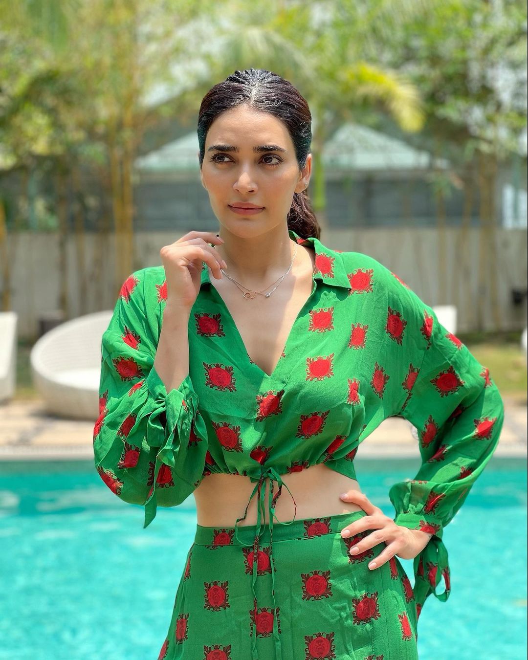 गर्मियों में करिश्मा तन्ना का यह ग्रीन आउटफिट ला रहा बहार, फैंस खूब कर रहे पसंद fashion tips,celebrity fashion,karishma tanna,karishma tanna summer look