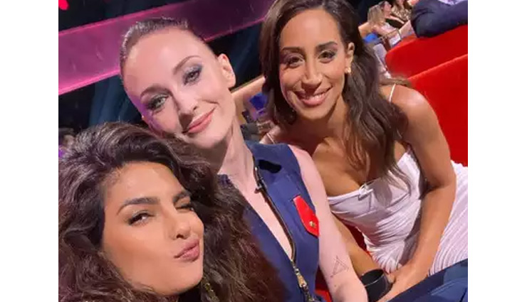 sushmita sen,ankita lokhande,priyanka chopra,charu asopa,vicky jain,bollywood news in hindi