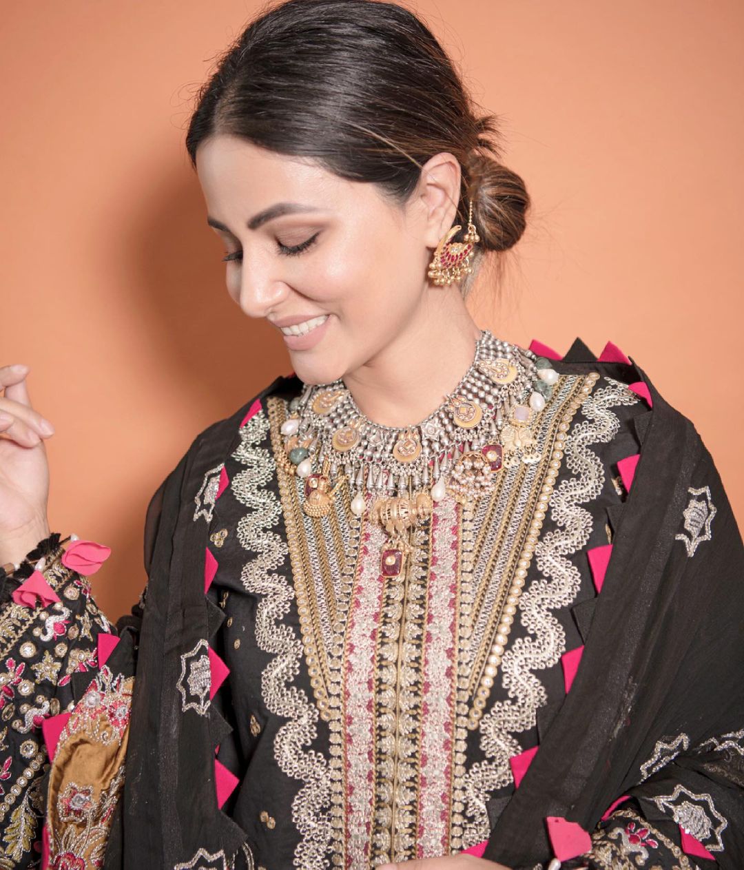 fashion tips,celebrity fashion,hina khan fashion,heavy embroidered kurta ,फैशन टिप्स, सेलेब्रिटी फैशन, हिना खान फैशन, पाकिस्तानी लिबास