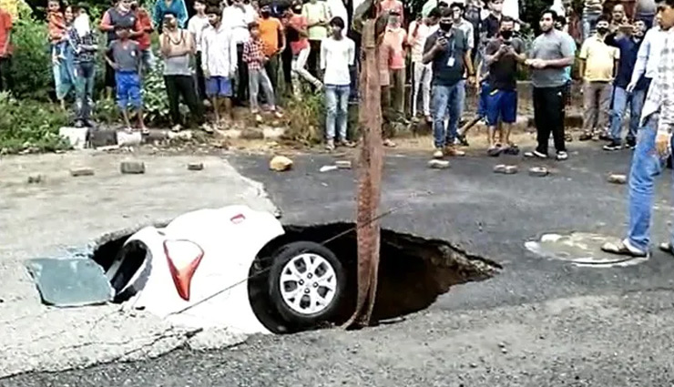 दिल्ली : अचानक धंस गई सड़क और उसमें समा गई कार, देखें वीडियो