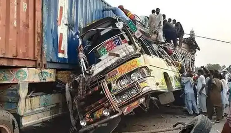 पाकिस्तान में बड़ा सड़क हादसा, ट्रक और बस की टक्कर में 30 लोगों की मौत, 40 से अधिक घायल 