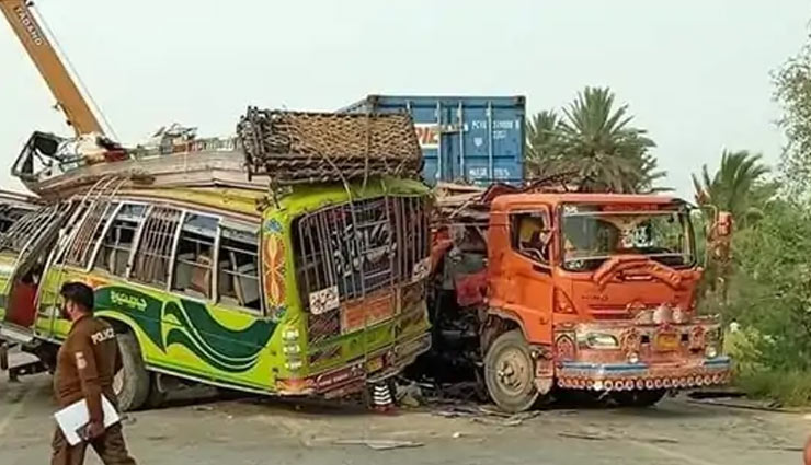 pakistan,road accident,road accident in pakistan,pakistan news