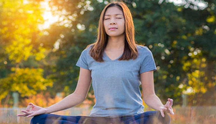 yoga,exercise,eye care,eyes,shavasana,sukhasana,alarm clock,smartphone,health news in hindi